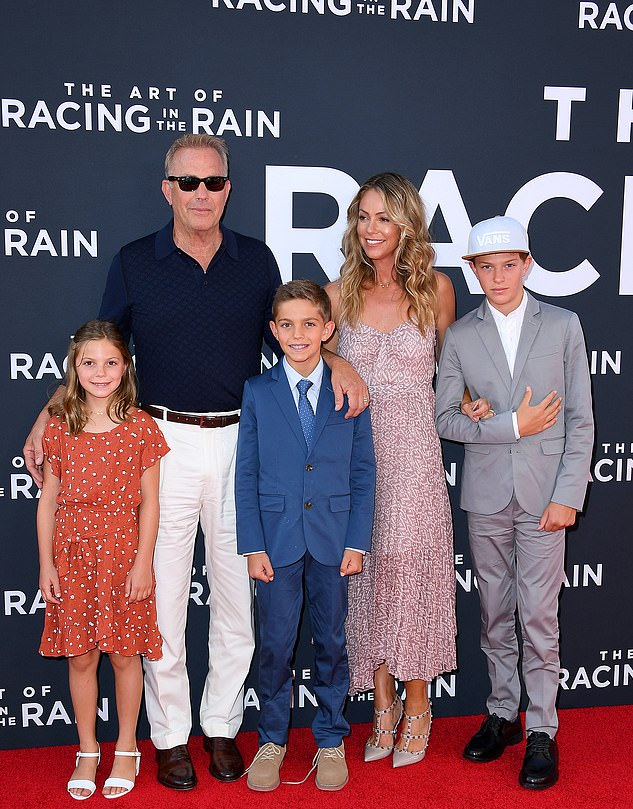 Cuộc ly hôn "đắt giá" nhất Hollywood: Phí bồi thường gần 6 tỉ/tháng, người được hưởng lợi nhiều nhất lại là "người lạ" - Ảnh 2. Cuộc ly hôn "đắt giá" nhất Hollywood: Phí bồi thường gần 6 tỉ/tháng, người được hưởng lợi nhiều nhất lại là "người lạ" - Ảnh 2.