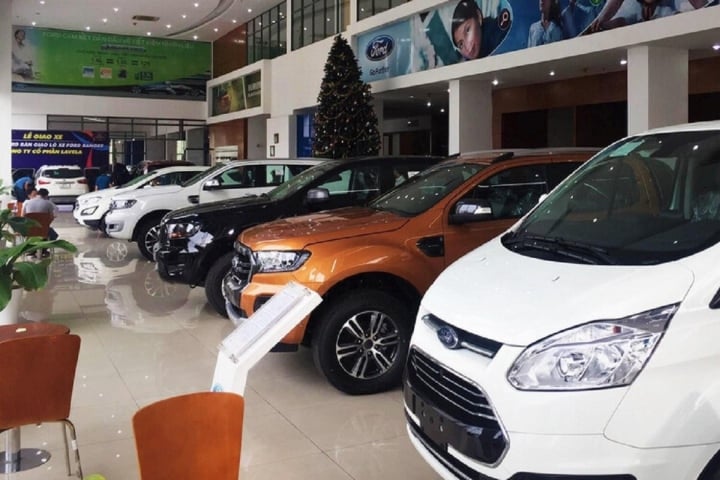 Kích cầu tiêu dùng cuối năm, các hãng xe đua nhau giảm giá - Ảnh 2.