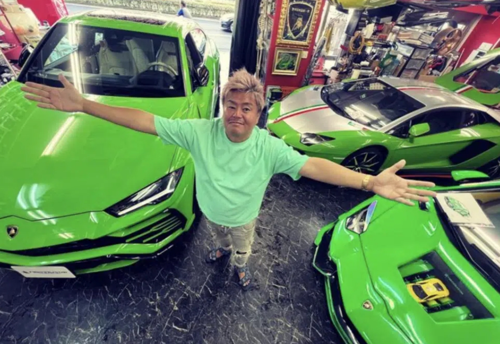 Siêu xe“bò mộng” dát hơn 1,35 triệu viên pha lê, chi phí độ xe đã gần bằng giá mua một chiếc xe mới, chủ nhân được mệnh danh là "vua độ xe của Tokyo" - Ảnh 8. Siêu xe“bò mộng” dát hơn 1,35 triệu viên pha lê, chi phí độ xe đã gần bằng giá mua một chiếc xe mới, chủ nhân được mệnh danh là "vua độ xe của Tokyo" - Ảnh 8.