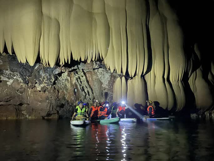 Phát hiện hang động mới “xẻ đôi” rừng Trường Sơn ở Quảng Bình, các tín đồ mê thám hiểm không thể bỏ lỡ - Ảnh 1.
