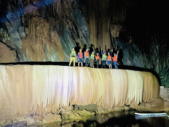 Phát hiện hang động mới “xẻ đôi” rừng Trường Sơn ở Quảng Bình, các tín đồ mê thám hiểm không thể bỏ lỡ - Ảnh 2.