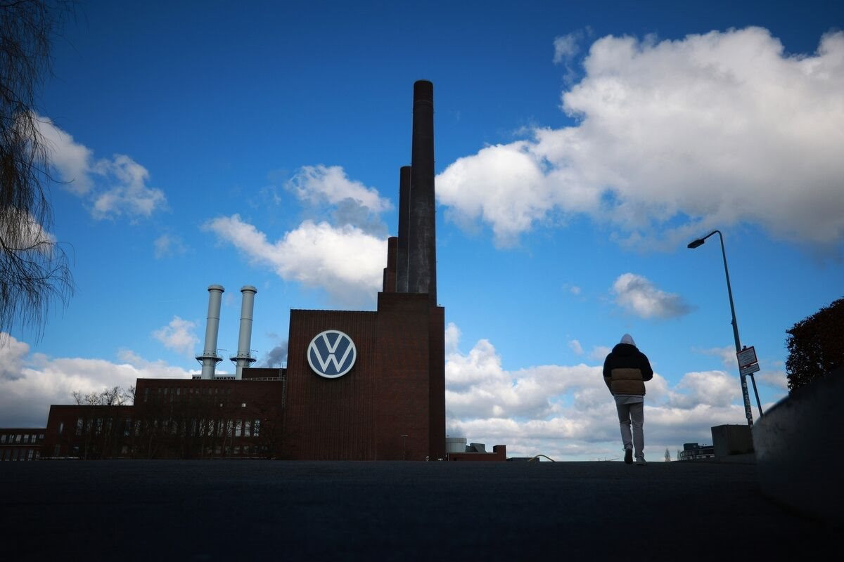 Volkswagen - Biểu tượng ô tô nước Đức bị dồn vào đường cùng: Dùng 33,6 tỷ euro hết sức chống trả Tesla, hy vọng lấy lại hào quang ở Trung Quốc - Ảnh 1.