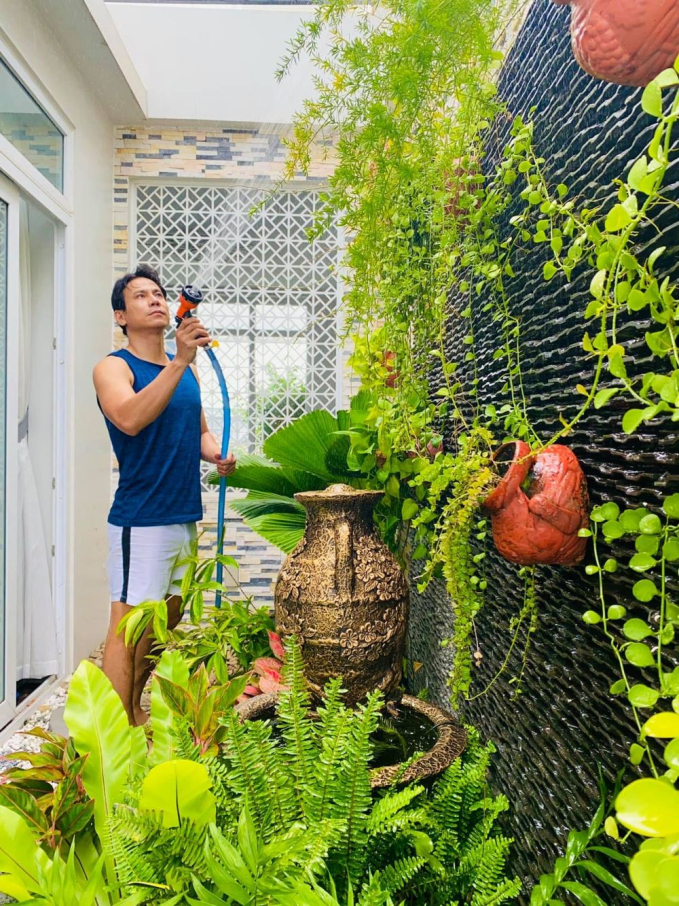 "Nam thần màn ảnh" Trí Quang âm thầm ly hôn, U50 sống một mình trong nhà vườn 800m2, vui thú điền viên - Ảnh 3. "Nam thần màn ảnh" Trí Quang âm thầm ly hôn, U50 sống một mình trong nhà vườn 800m2, vui thú điền viên - Ảnh 3.