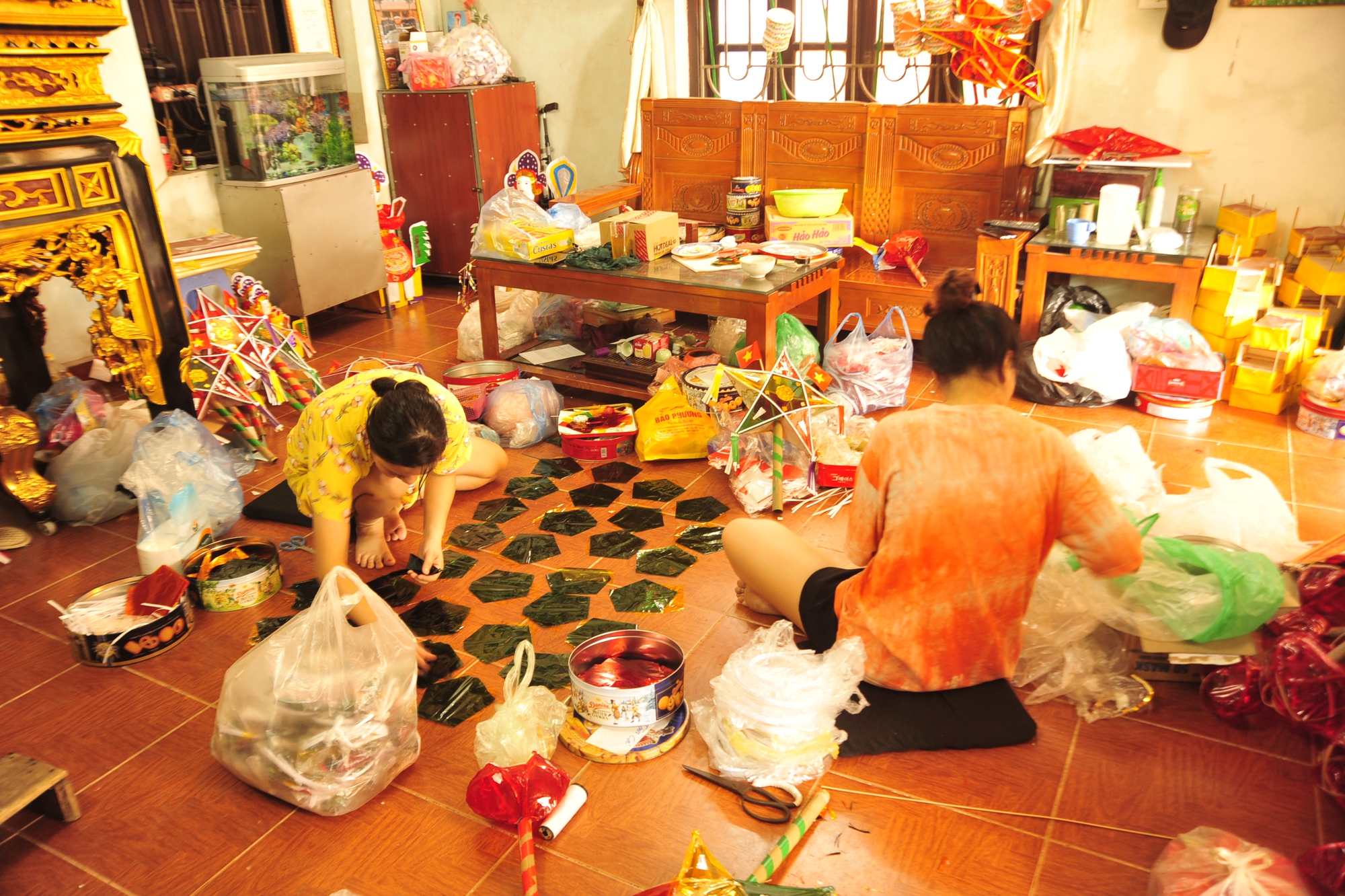 Trong những ngày này gia đình nghệ nhân Nguyễn Thị Tuyến tạo được việc làm thu nhập cho nhiều người
