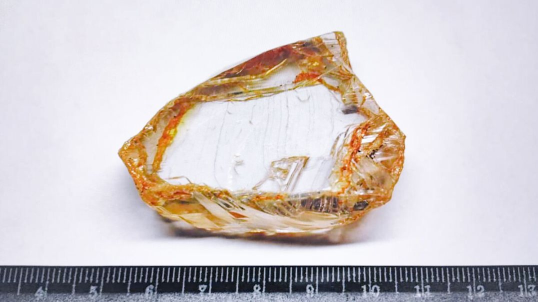 Không hổ danh “đại gia khoáng sản”, quốc gia này vừa tìm thấy viên kim cương lớn nhất thập kỷ - Ảnh 1.