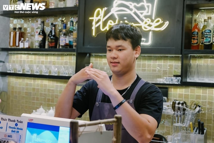 Quán cà phê với những nhân viên đặc biệt, khách đến gọi đồ uống bằng tay - Ảnh 3. Quán cà phê với những nhân viên đặc biệt, khách đến gọi đồ uống bằng tay - Ảnh 3.