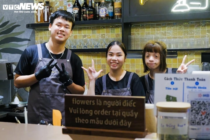 Quán cà phê với những nhân viên đặc biệt, khách đến gọi đồ uống bằng tay - Ảnh 1.