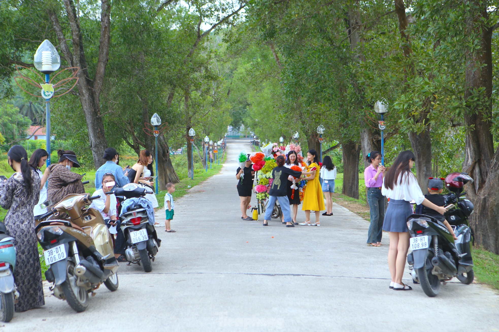 Cô gái 9x kiếm tiền triệu từ dịch vụ xe hoa 'chở' mùa thu Hà Nội về Hà Tĩnh - Ảnh 1.