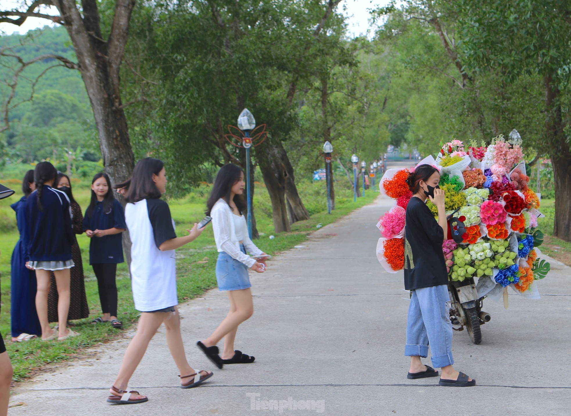 Cô gái 9x kiếm tiền triệu từ dịch vụ xe hoa 'chở' mùa thu Hà Nội về Hà Tĩnh - Ảnh 3.
