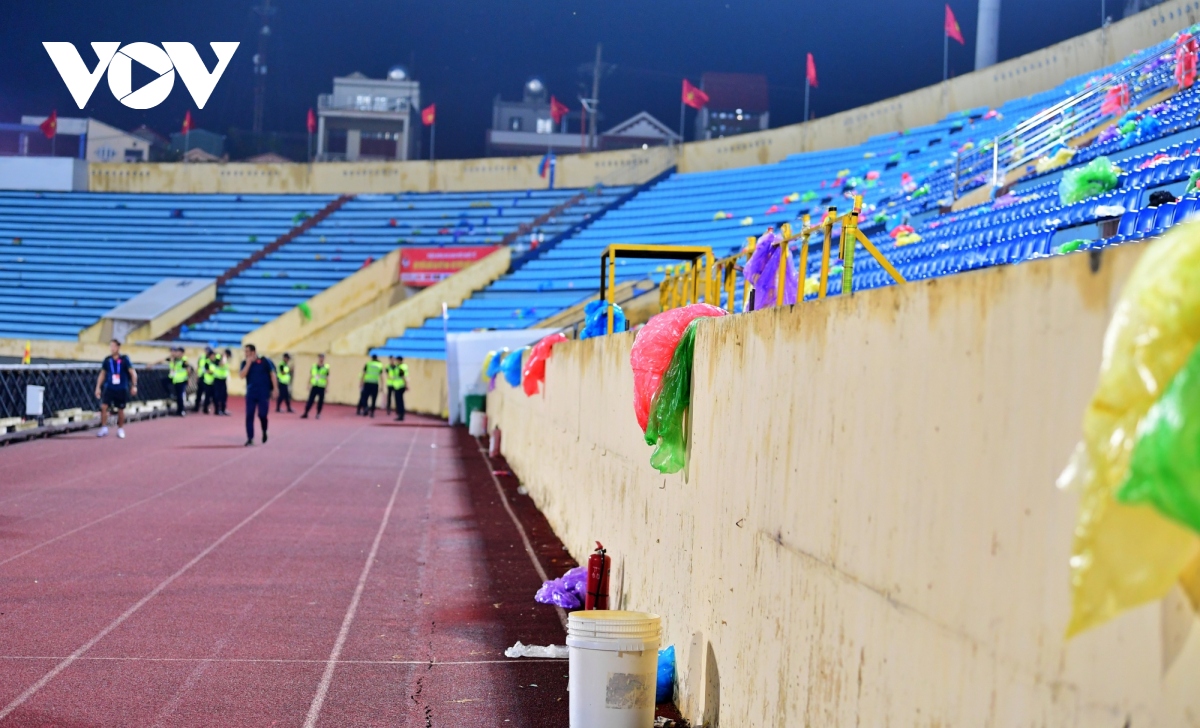 Hình ảnh đáng buồn ở sân Thiên Trường sau trận ĐT Việt Nam 2-0 ĐT Palestine - Ảnh 16.