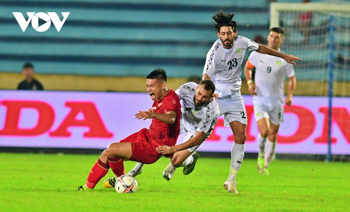 Hình ảnh đáng buồn ở sân Thiên Trường sau trận ĐT Việt Nam 2-0 ĐT Palestine - Ảnh 3.