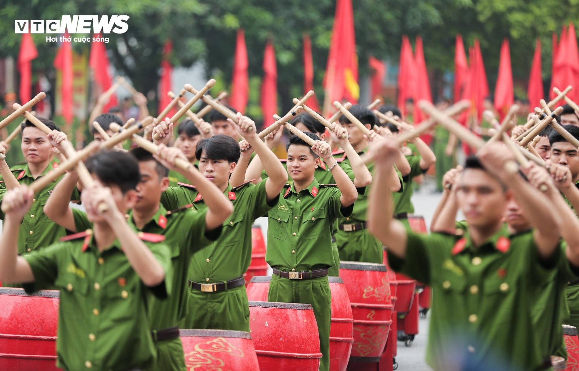 Mãn nhãn màn biểu diễn chạy xe phân khối lớn của nữ học viên Cảnh sát Nhân dân - Ảnh 5.