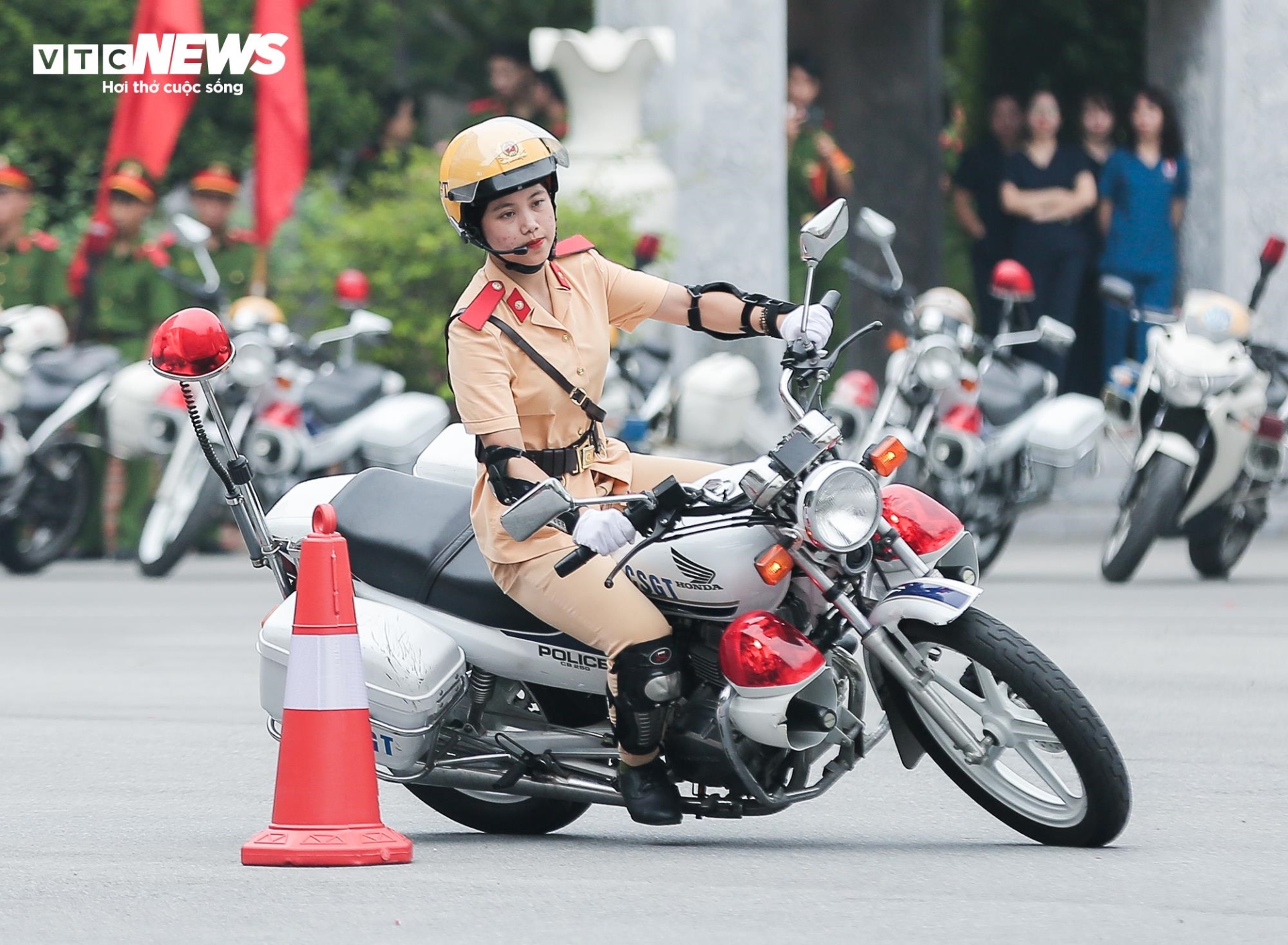 Mãn nhãn màn biểu diễn chạy xe phân khối lớn của nữ học viên Cảnh sát Nhân dân - Ảnh 13.