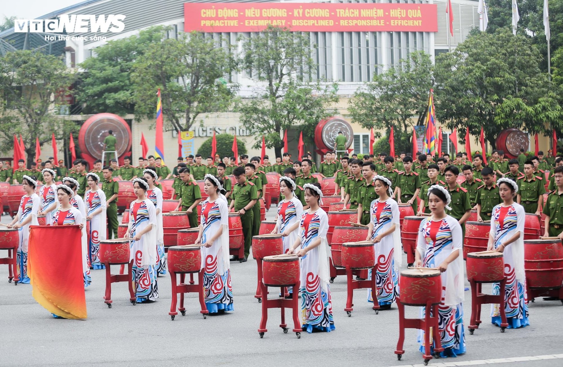 Mãn nhãn màn biểu diễn chạy xe phân khối lớn của nữ học viên Cảnh sát Nhân dân - Ảnh 4.