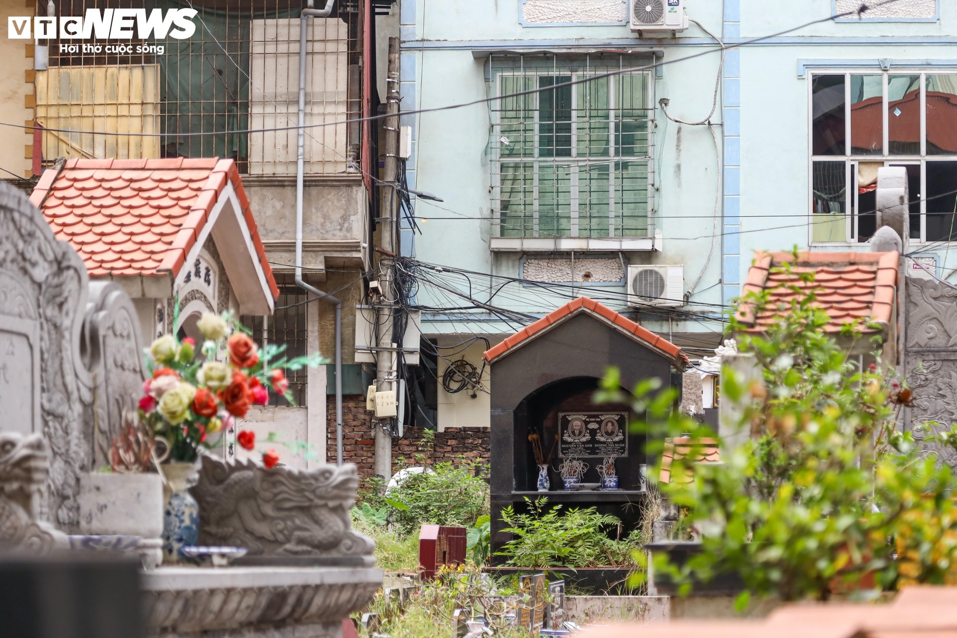 Nhà người sống chen với mộ người chết ngay giữa 'tấc đất tấc vàng' Hà Nội - Ảnh 4.