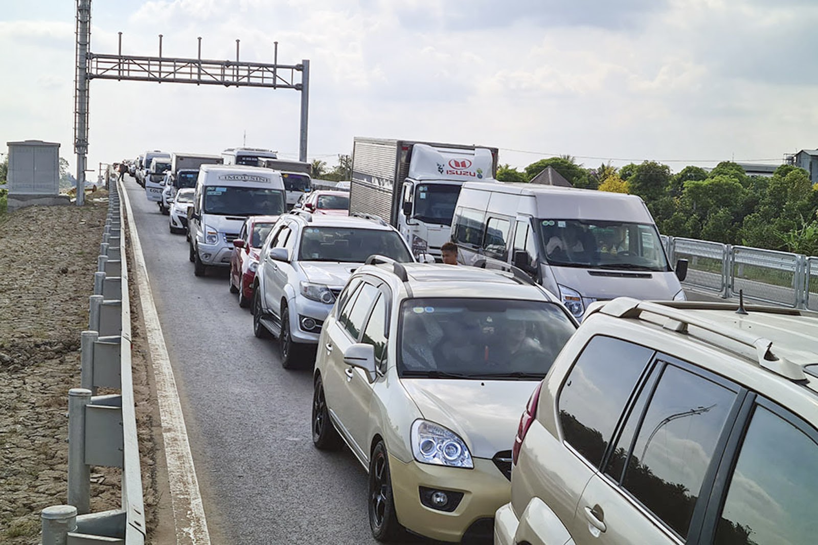 Toàn cảnh cao tốc TP.HCM - Trung Lương - Mỹ Thuận trước đề xuất mở rộng lên 8 làn xe - Ảnh 3.