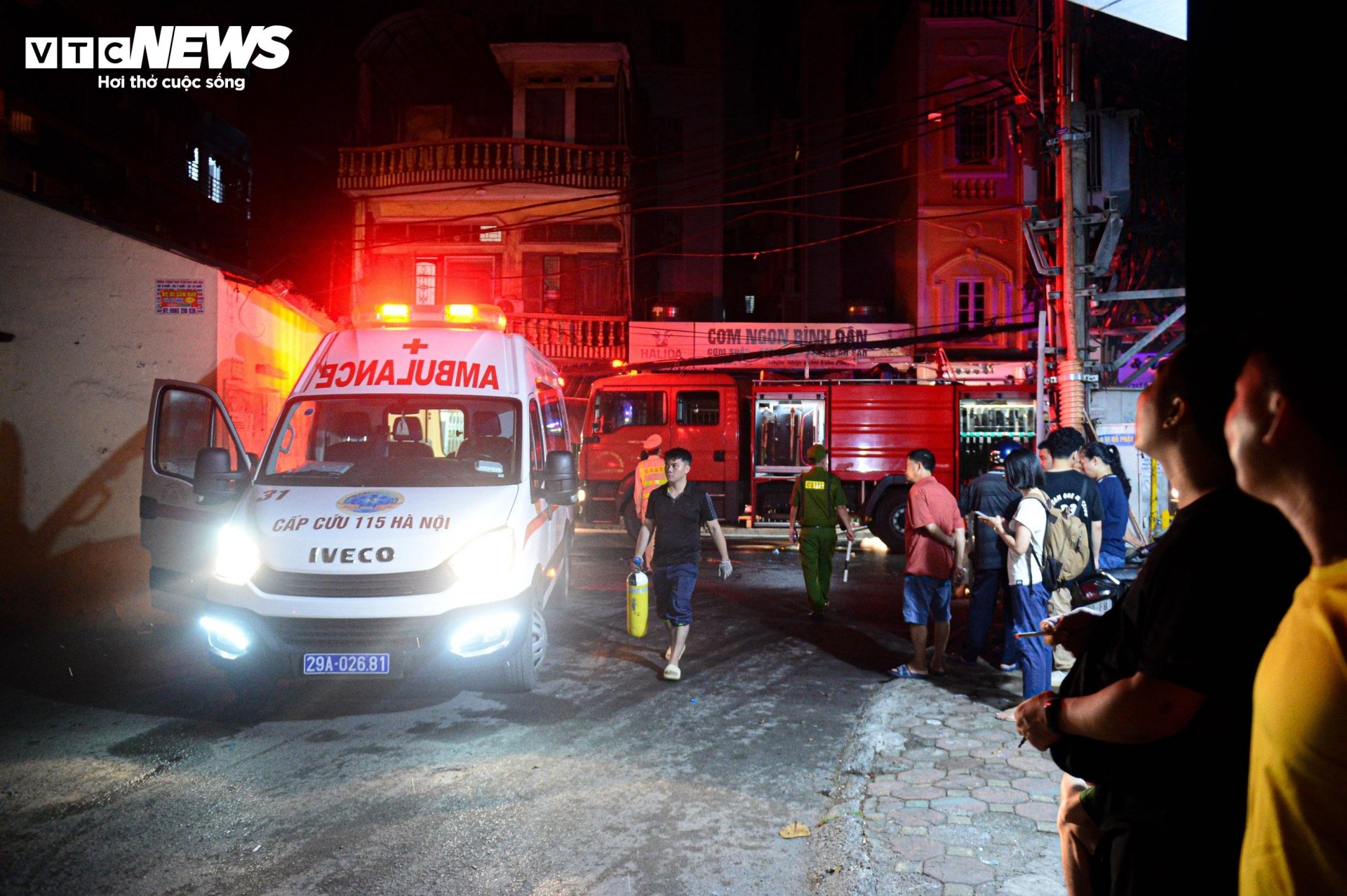 Hiện trường vụ cháy chung cư mini ở Hà Nội trong đêm, nhiều người ngất xỉu - Ảnh 1.