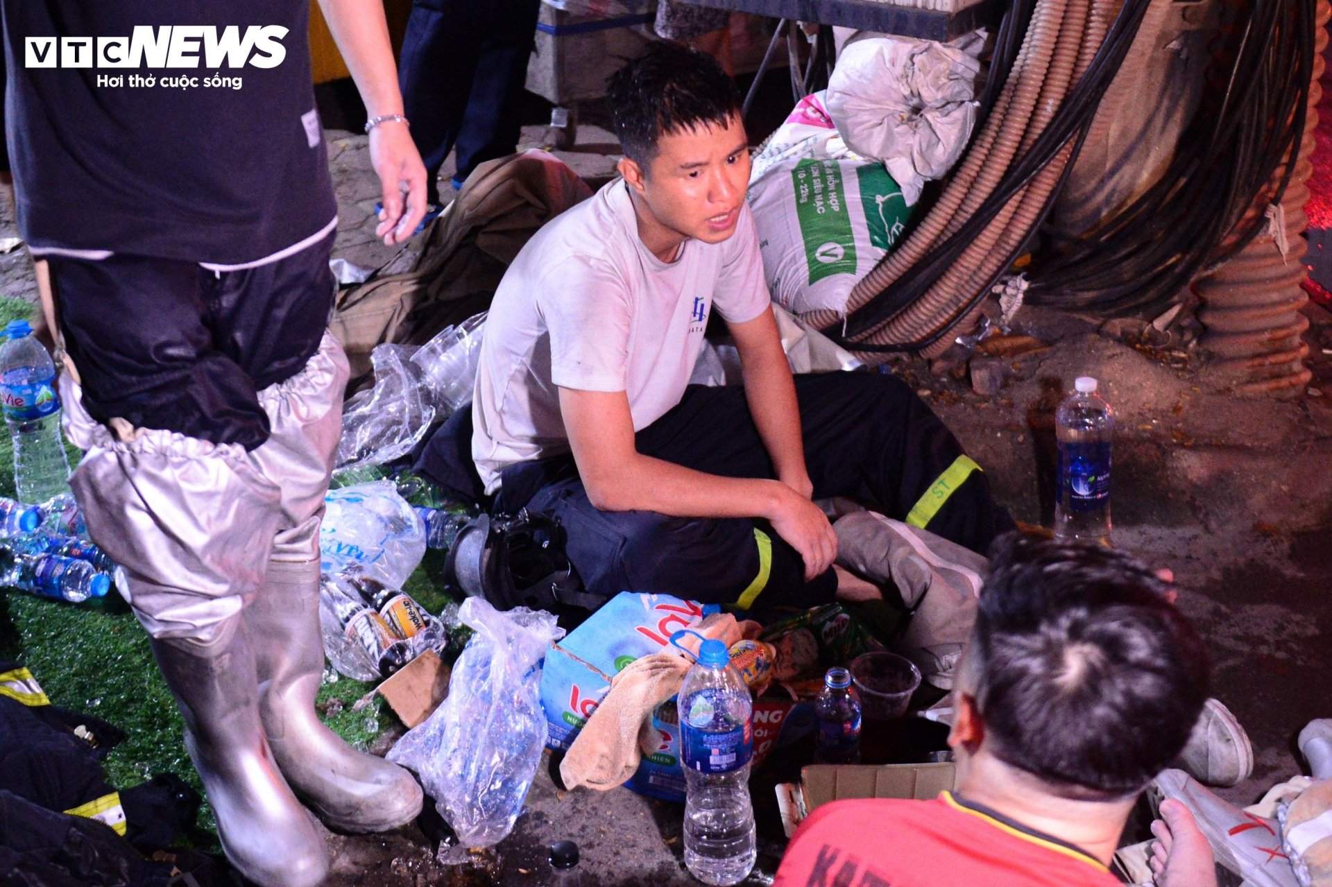 Hiện trường vụ cháy chung cư mini ở Hà Nội trong đêm, nhiều người ngất xỉu - Ảnh 15.