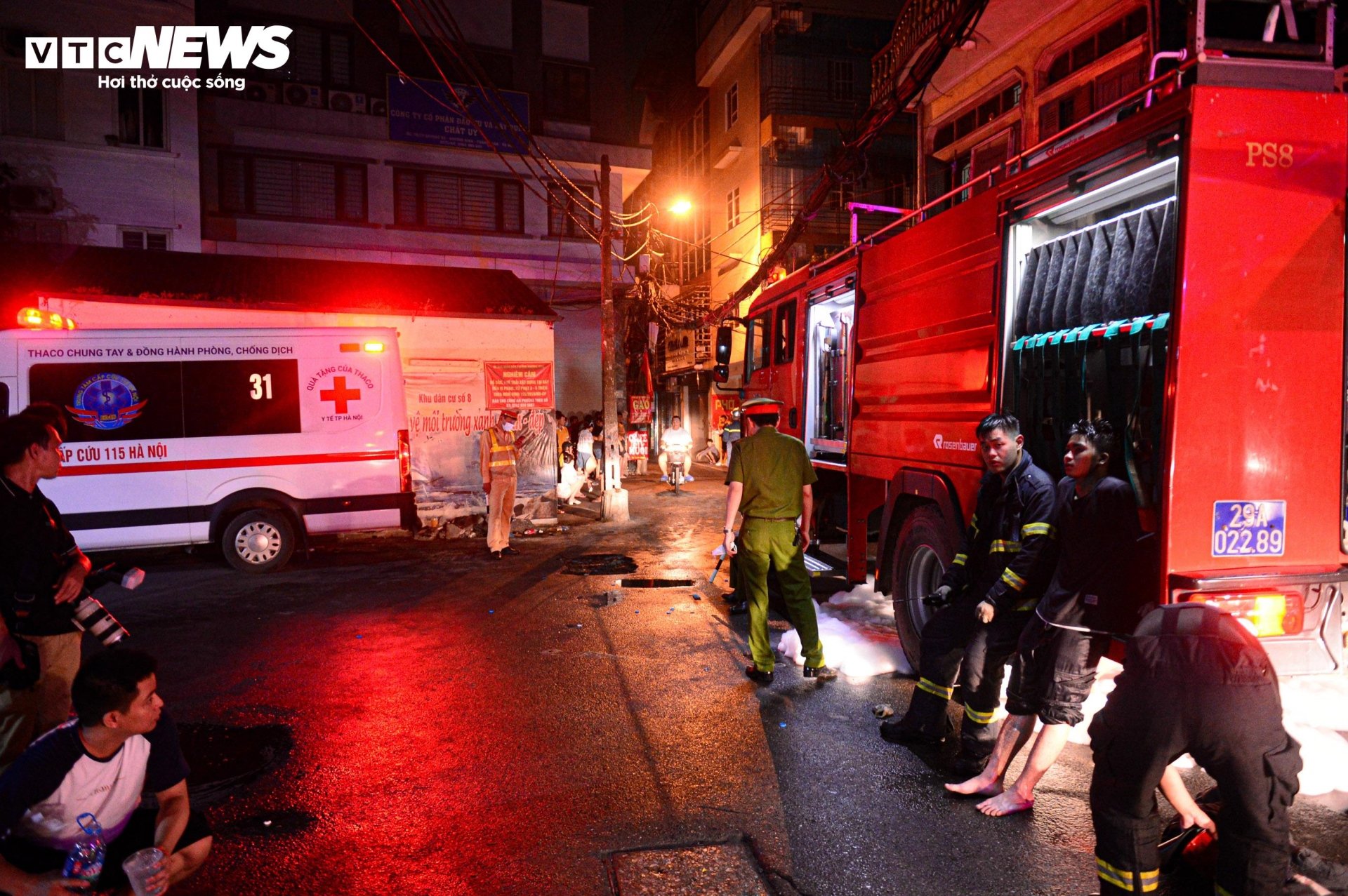 Hiện trường vụ cháy chung cư mini ở Hà Nội trong đêm, nhiều người ngất xỉu - Ảnh 13.