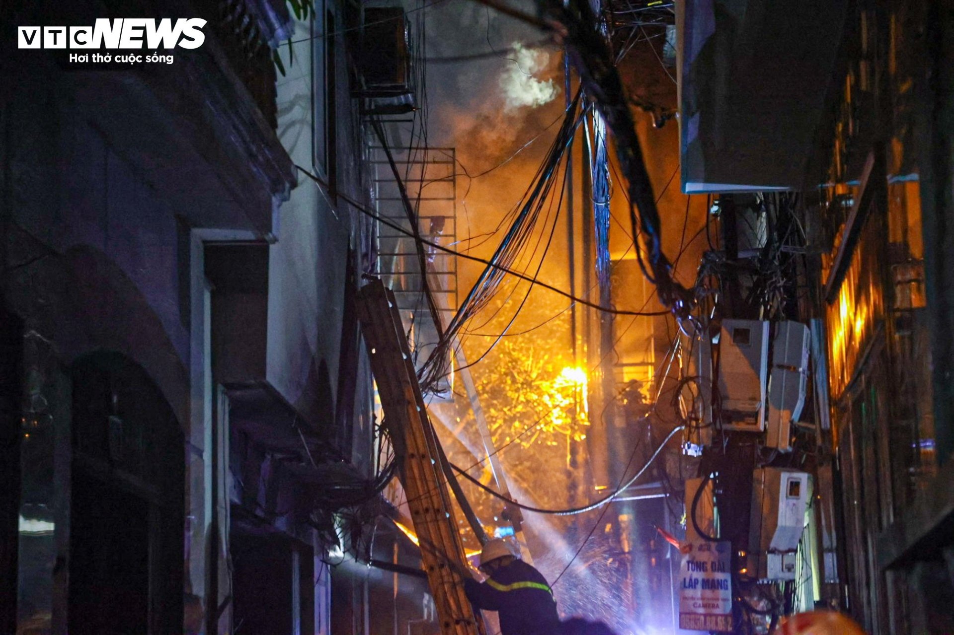 Hiện trường vụ cháy chung cư mini ở Hà Nội trong đêm, nhiều người ngất xỉu - Ảnh 5.