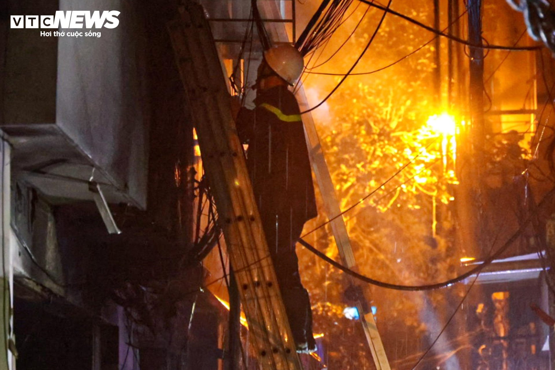 Hiện trường vụ cháy chung cư mini ở Hà Nội trong đêm, nhiều người ngất xỉu - Ảnh 4.
