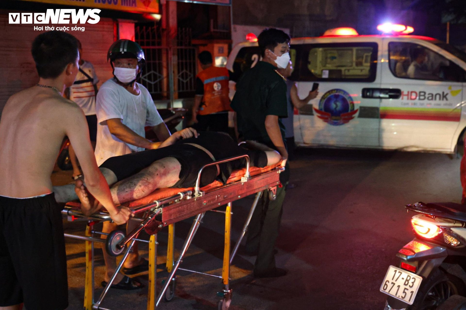 Hiện trường vụ cháy chung cư mini ở Hà Nội trong đêm, nhiều người ngất xỉu - Ảnh 10.