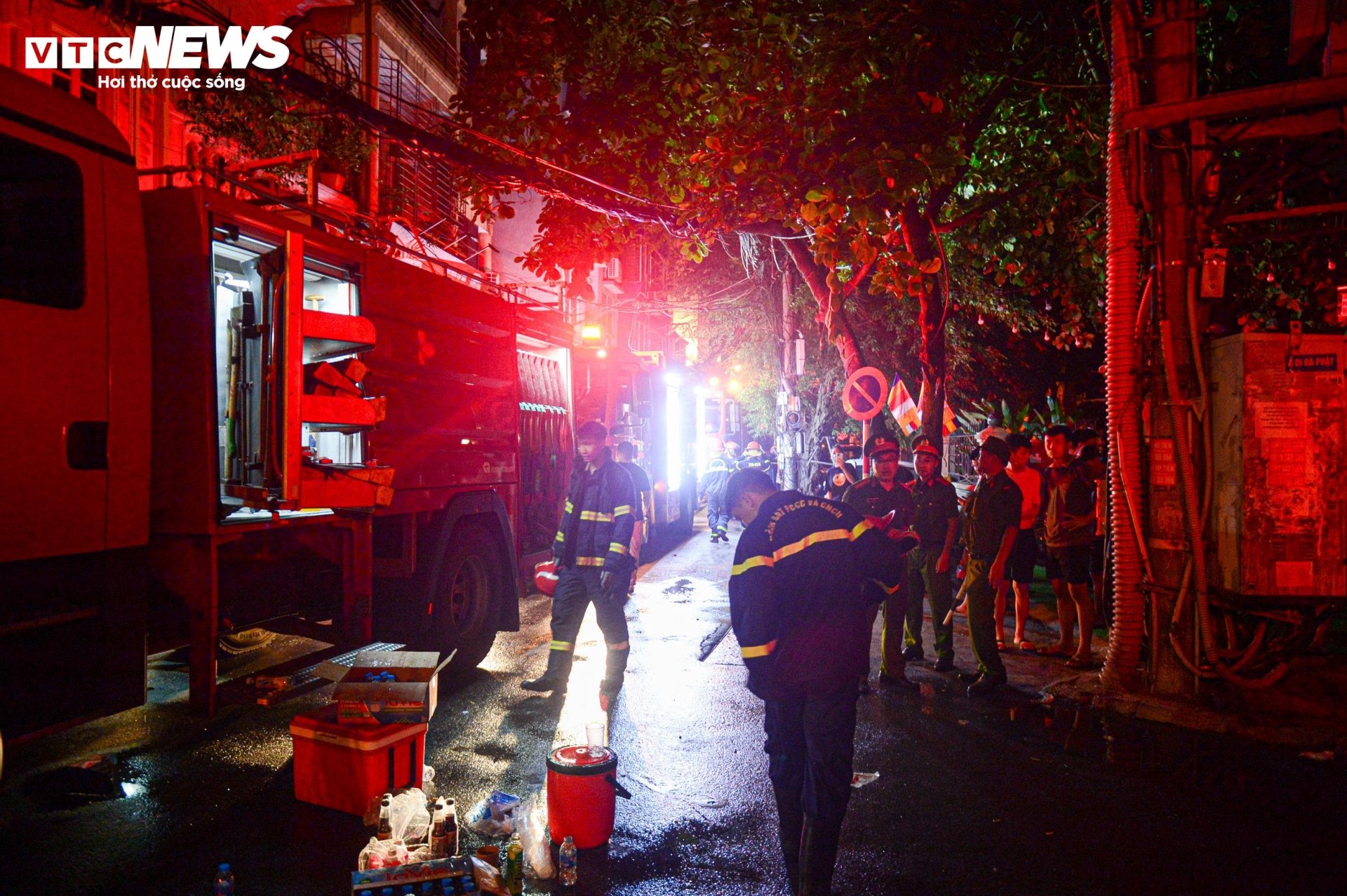 Hiện trường vụ cháy chung cư mini ở Hà Nội trong đêm, nhiều người ngất xỉu - Ảnh 2.