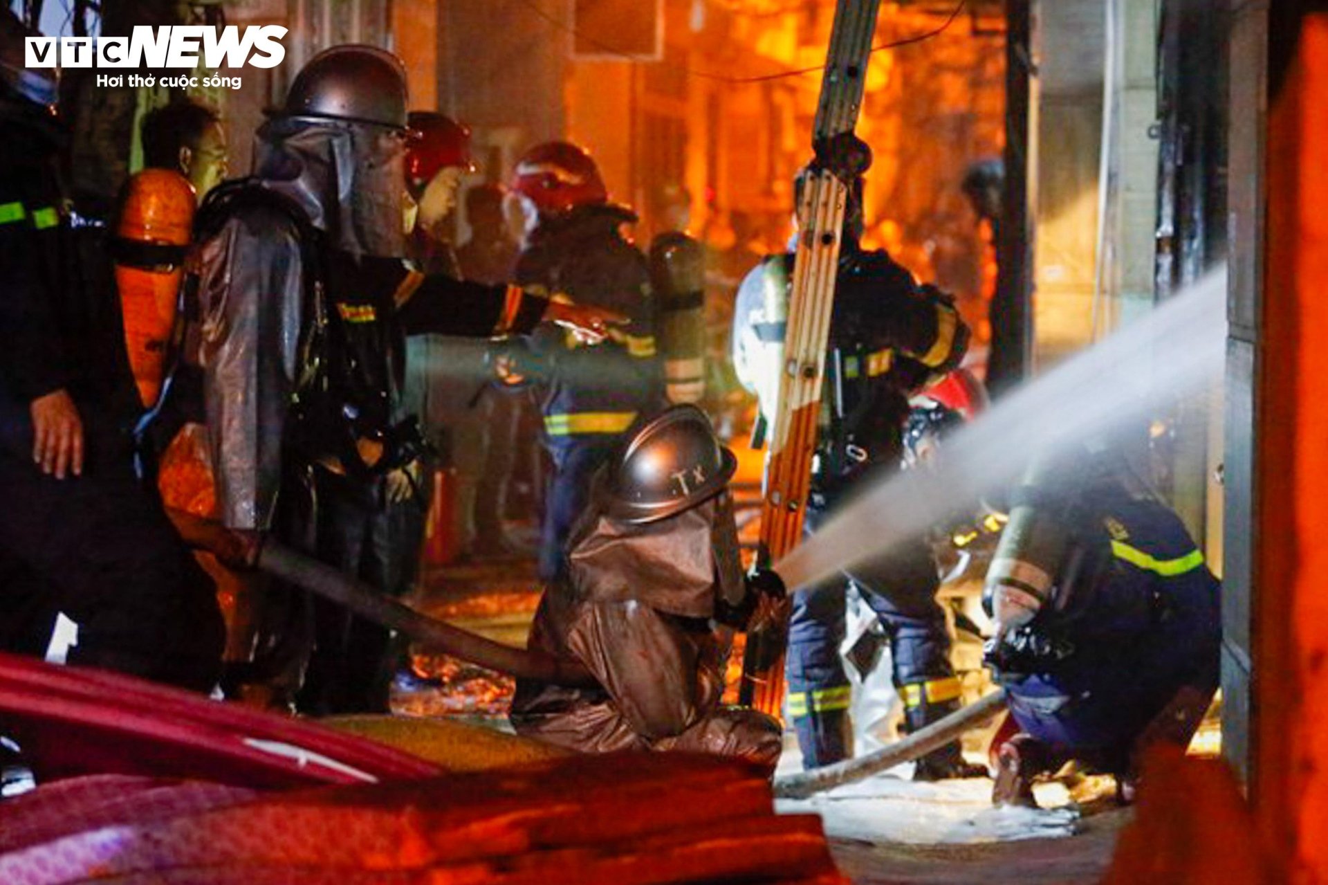 Hiện trường vụ cháy chung cư mini ở Hà Nội trong đêm, nhiều người ngất xỉu - Ảnh 7.