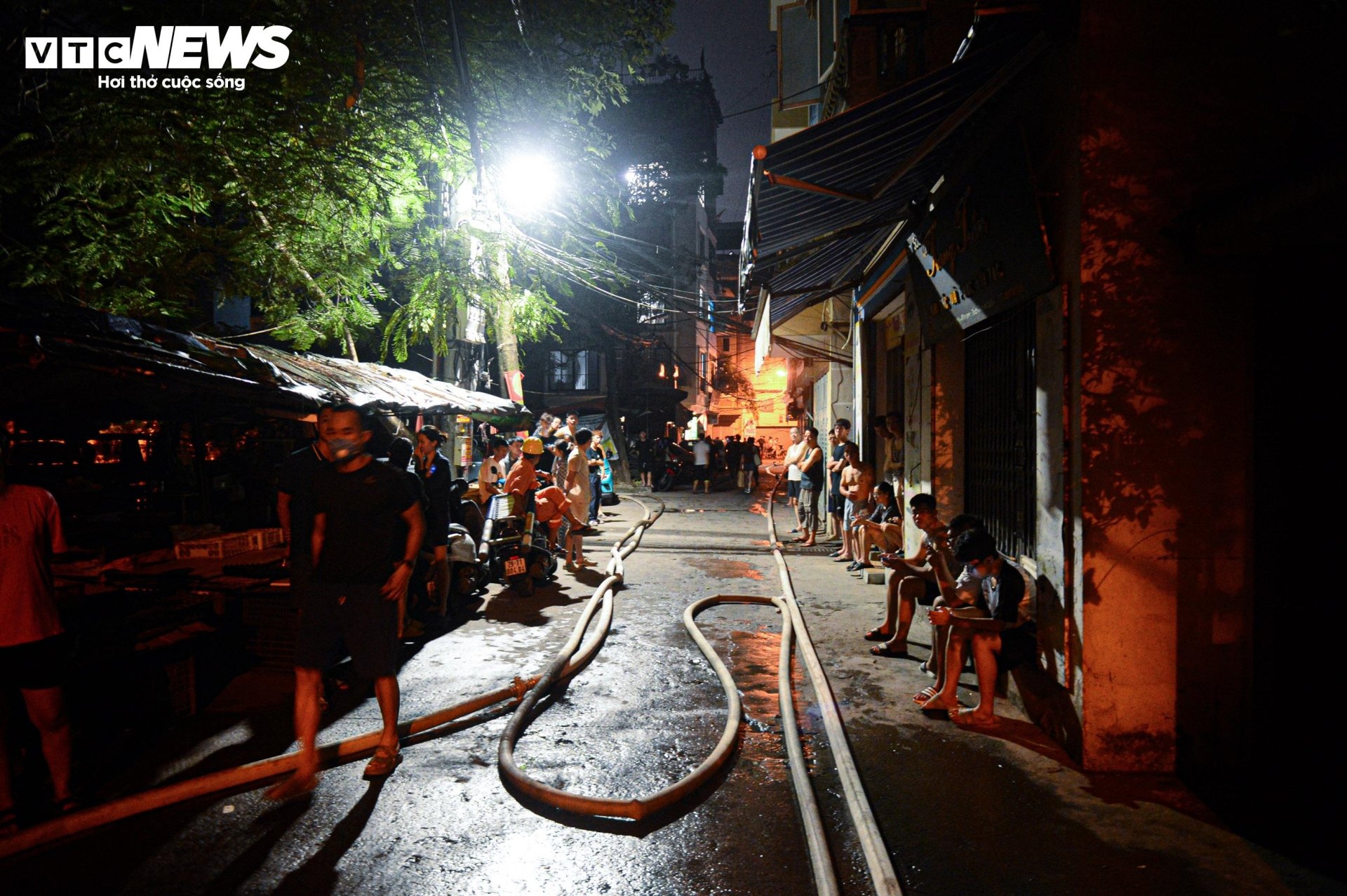 Hiện trường vụ cháy chung cư mini ở Hà Nội trong đêm, nhiều người ngất xỉu - Ảnh 3.