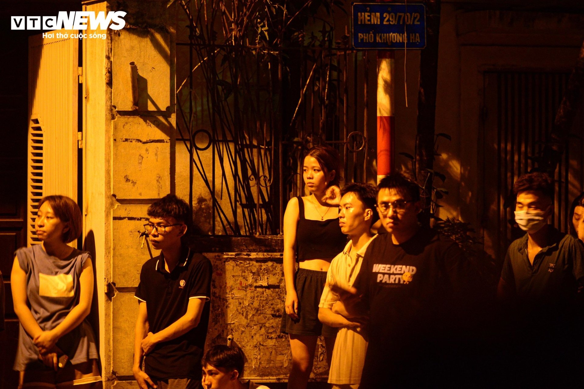 Hiện trường vụ cháy chung cư mini ở Hà Nội trong đêm, nhiều người ngất xỉu - Ảnh 6.