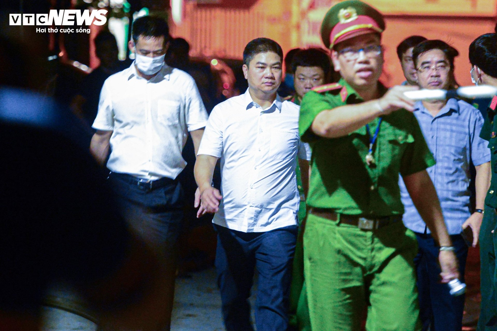 Hiện trường vụ cháy chung cư mini ở Hà Nội trong đêm, nhiều người ngất xỉu - Ảnh 8.