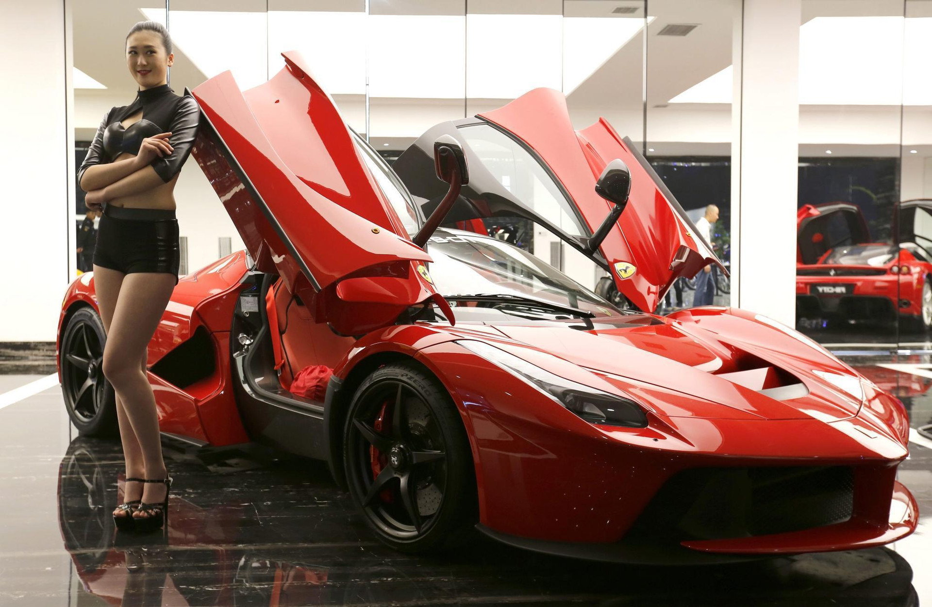 Phụ nữ tại quốc gia gần sát Việt Nam đang mua Ferrari nhiều nhất thế giới: Trung bình cứ 4 chiếc sẽ có 1 tài xế nữ - Ảnh 1.