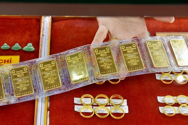 Vàng nhẫn tròn trơn rẻ hơn SJC 11 triệu đồng/lượng - Ảnh 1.