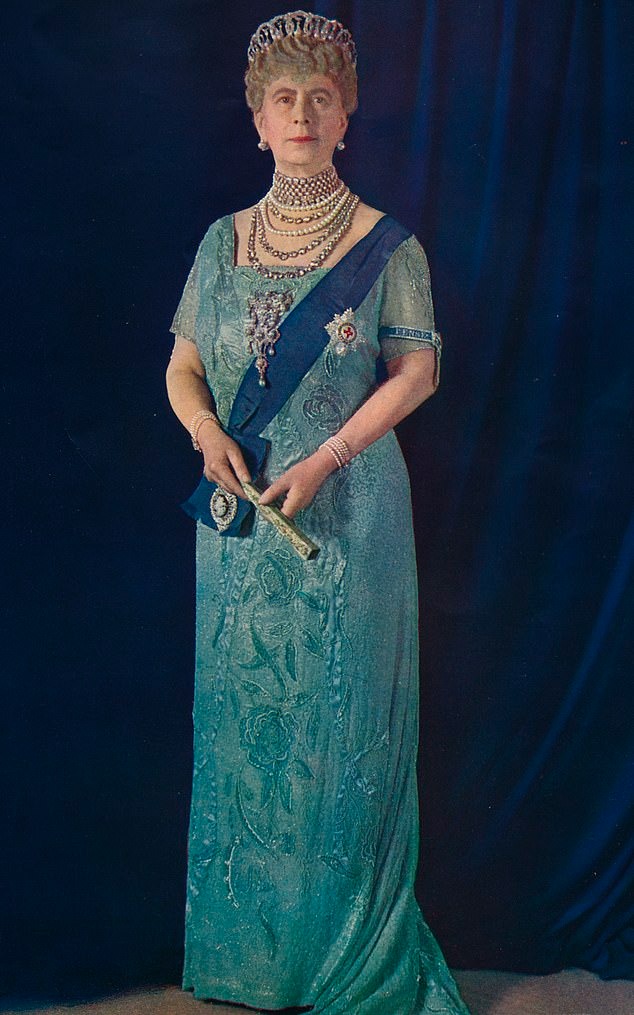 Chuyện ít biết về chiếc vương miện uy nghiêm cố Nữ vương Elizabeth II đội trong bức chân dung mới công bố - Ảnh 7. Chuyện ít biết về chiếc vương miện uy nghiêm cố Nữ vương Elizabeth II đội trong bức chân dung mới công bố - Ảnh 7.