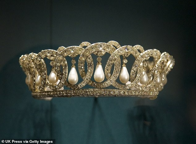 Chuyện ít biết về chiếc vương miện uy nghiêm cố Nữ vương Elizabeth II đội trong bức chân dung mới công bố - Ảnh 9. Chuyện ít biết về chiếc vương miện uy nghiêm cố Nữ vương Elizabeth II đội trong bức chân dung mới công bố - Ảnh 9.