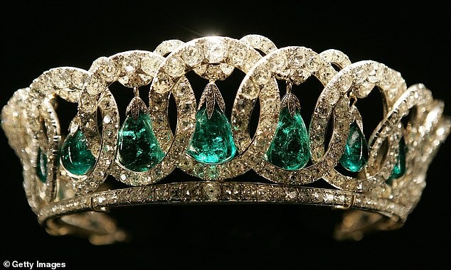 Chuyện ít biết về chiếc vương miện uy nghiêm cố Nữ vương Elizabeth II đội trong bức chân dung mới công bố - Ảnh 10. Chuyện ít biết về chiếc vương miện uy nghiêm cố Nữ vương Elizabeth II đội trong bức chân dung mới công bố - Ảnh 10.