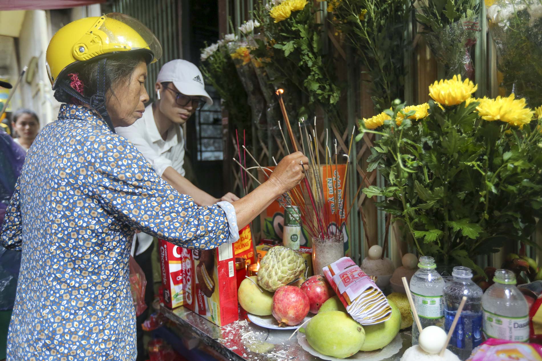 Người dân Hà Nội đội mưa đến nơi xảy ra vụ cháy tại Khương Hạ, đặt hoa tưởng niệm các nạn nhân xấu số  - Ảnh 8.