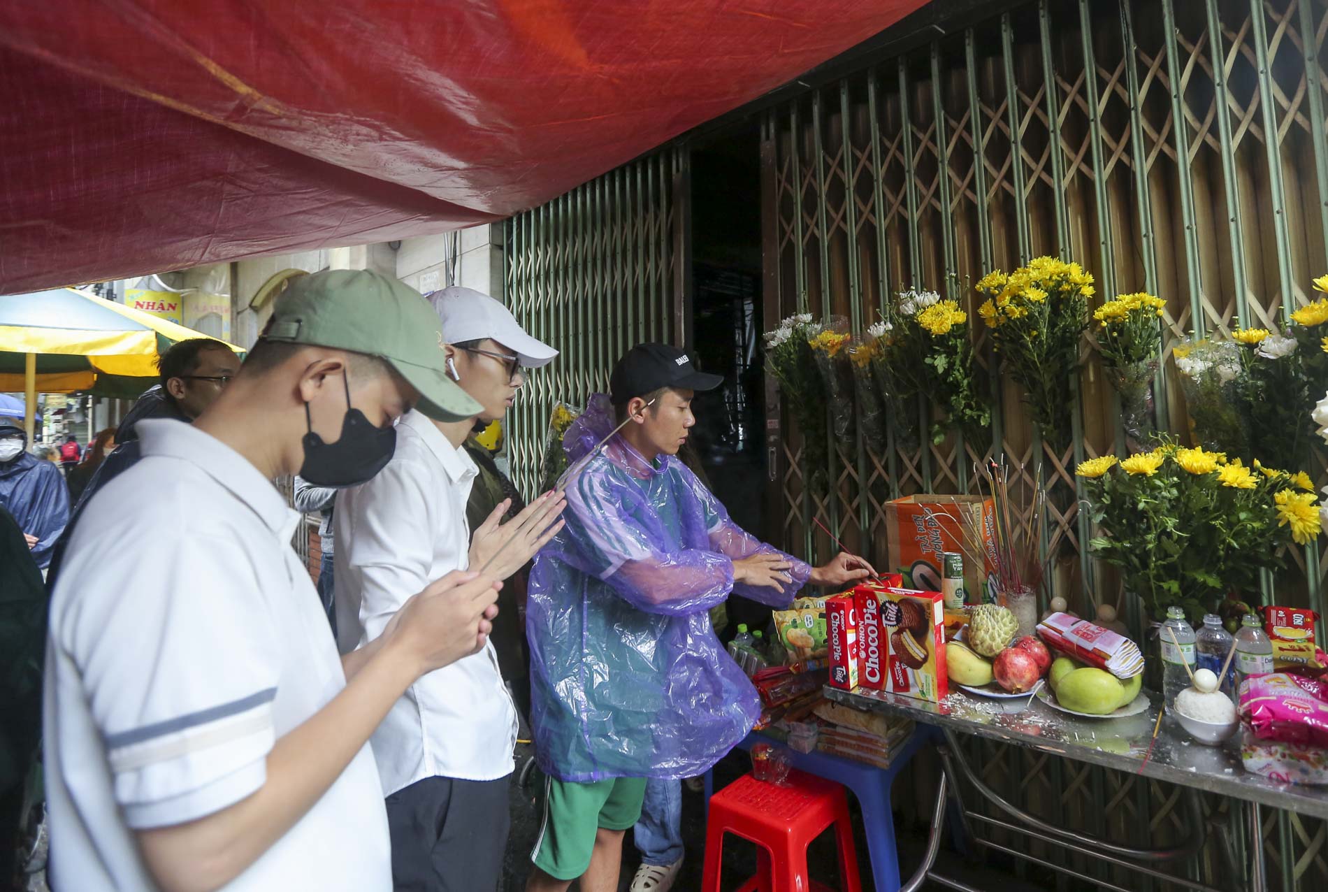 Người dân Hà Nội đội mưa đến nơi xảy ra vụ cháy tại Khương Hạ, đặt hoa tưởng niệm các nạn nhân xấu số  - Ảnh 2.