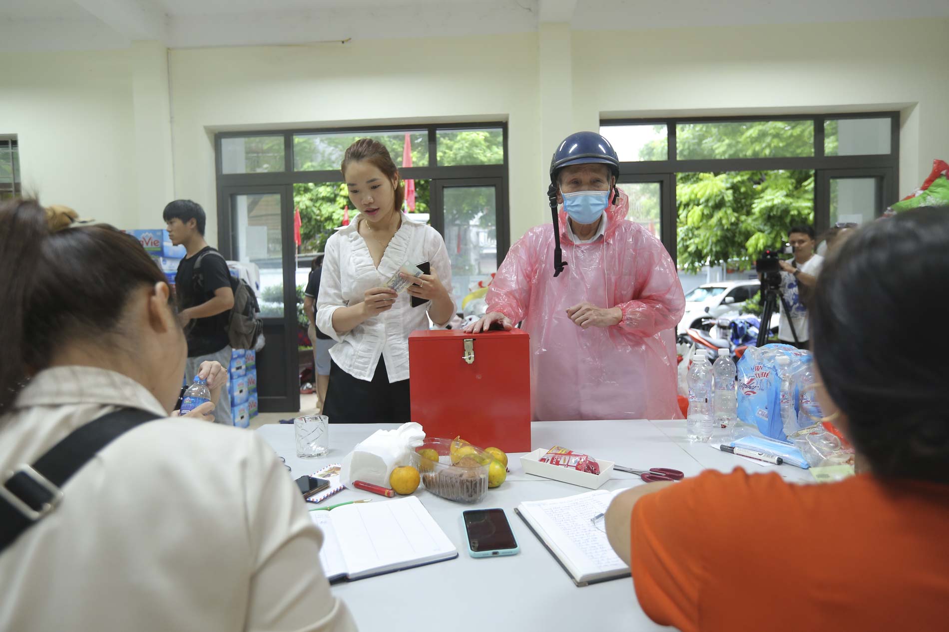 Người dân Hà Nội đội mưa đến nơi xảy ra vụ cháy tại Khương Hạ, đặt hoa tưởng niệm các nạn nhân xấu số  - Ảnh 15.