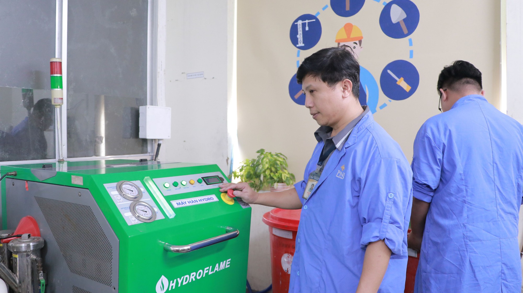 PNJ được UBND TP HCM trao tặng danh hiệu Doanh nghiệp xanh TP HCM 2023 - Ảnh 1. PNJ được UBND TP HCM trao tặng danh hiệu Doanh nghiệp xanh TP HCM 2023 - Ảnh 1.