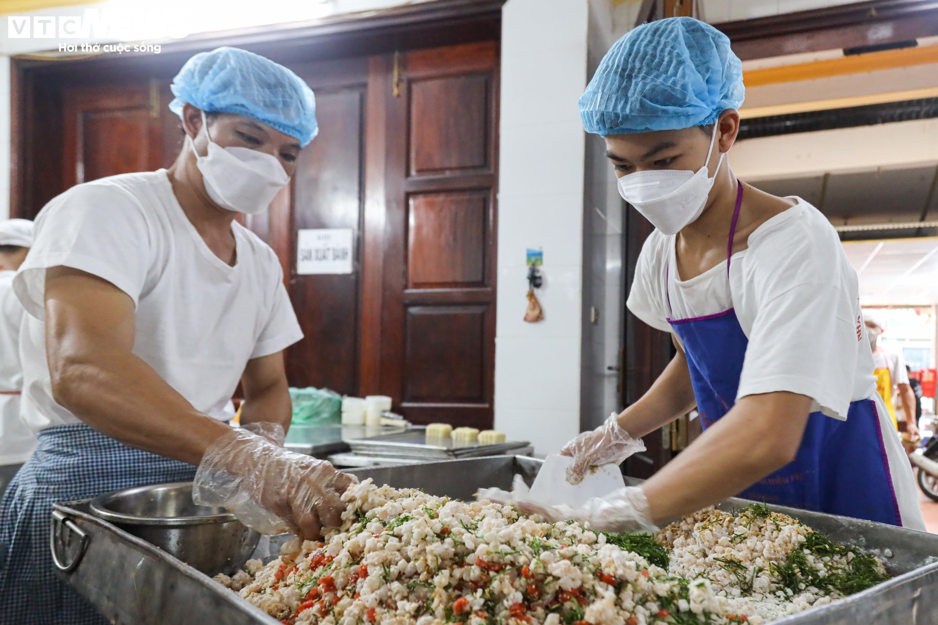 Cảnh sản xuất bánh Trung thu siêu hút khách ở làng nghề nổi tiếng Hà Nội - Ảnh 1.
