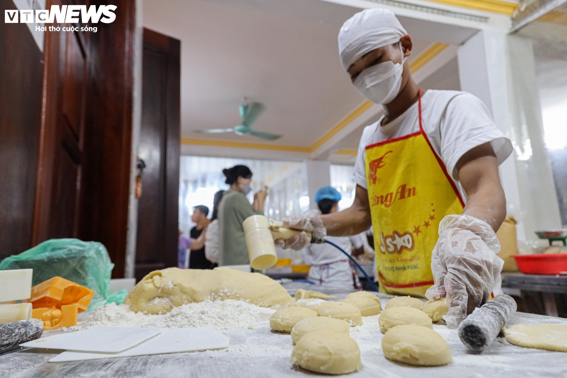 Cảnh sản xuất bánh Trung thu siêu hút khách ở làng nghề nổi tiếng Hà Nội - Ảnh 7. Cảnh sản xuất bánh Trung thu siêu hút khách ở làng nghề nổi tiếng Hà Nội - Ảnh 7.