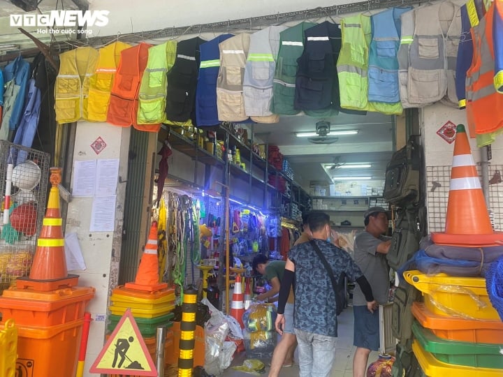 Dân đổ xô mua thiết bị PCCC: Giá mặt nạ, thang dây tăng chóng mặt - Ảnh 2.
