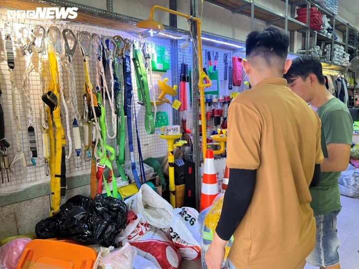 Dân đổ xô mua thiết bị PCCC: Giá mặt nạ, thang dây tăng chóng mặt - Ảnh 3.