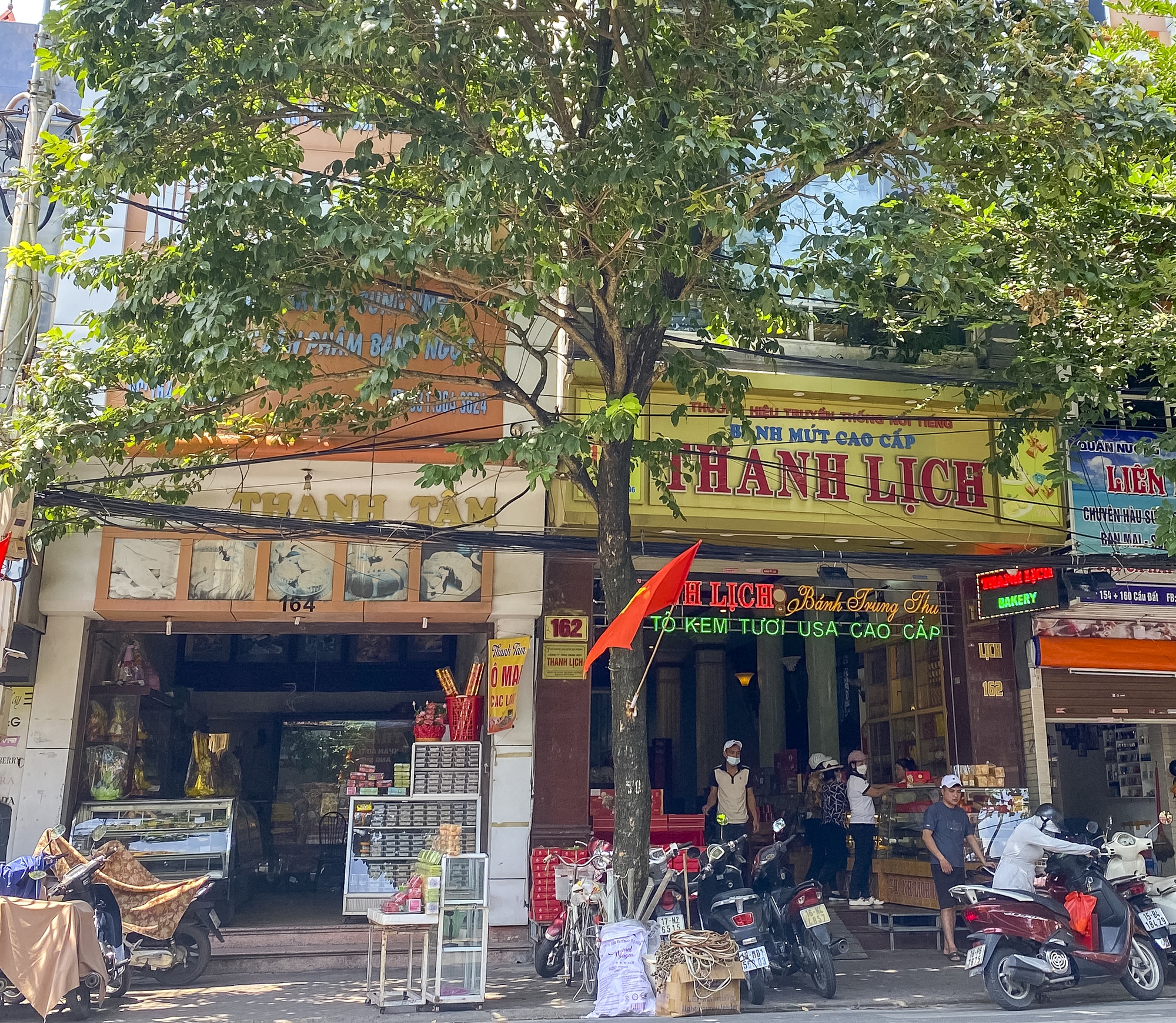 Con phố bán bánh trung thu sầm uất, nơi có những thương hiệu truyền đời lên tới gần 85 năm tuổi - Ảnh 2. Con phố bán bánh trung thu sầm uất, nơi có những thương hiệu truyền đời lên tới gần 85 năm tuổi - Ảnh 2.