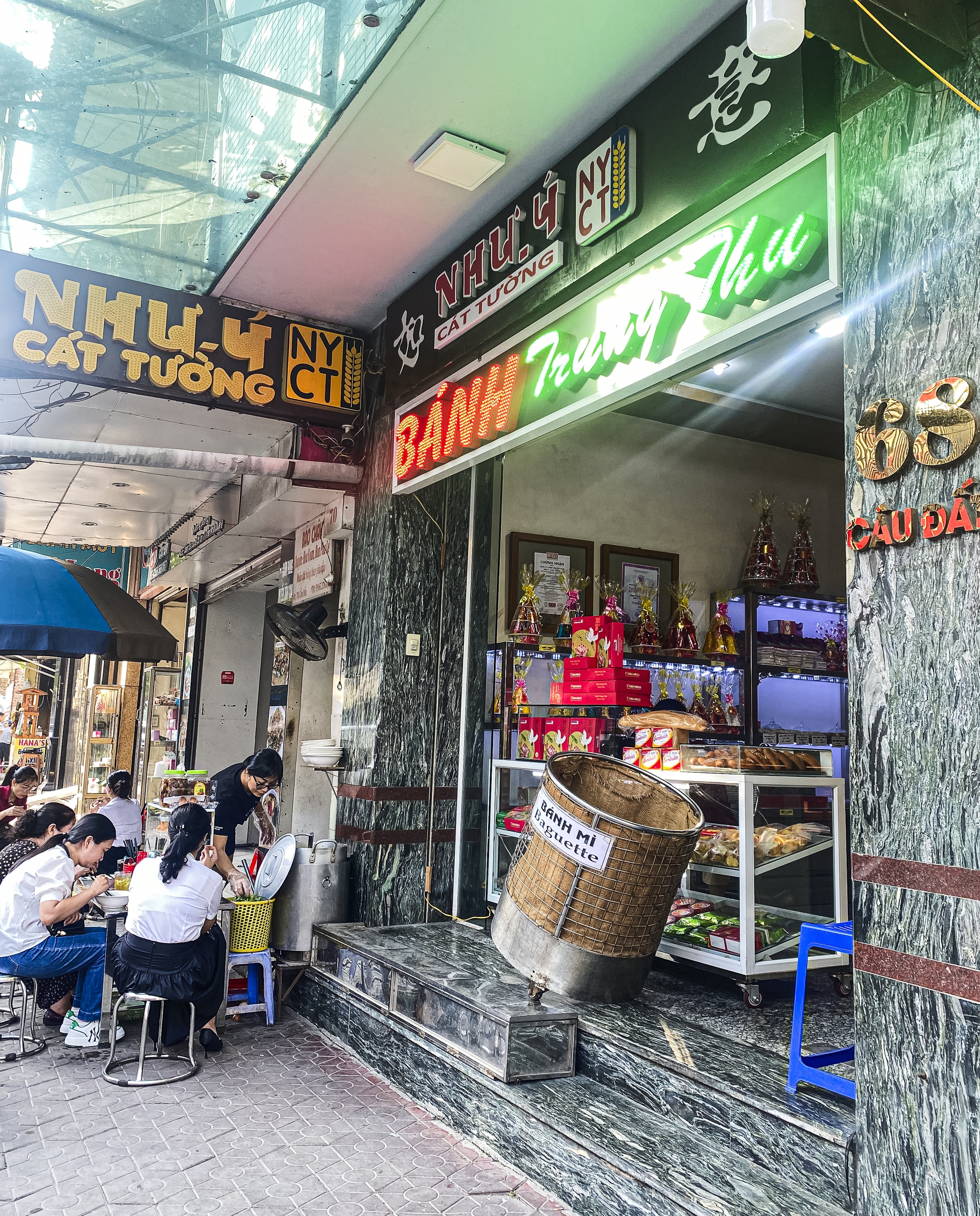 Con phố bán bánh trung thu sầm uất, nơi có những thương hiệu truyền đời lên tới gần 85 năm tuổi - Ảnh 3. Con phố bán bánh trung thu sầm uất, nơi có những thương hiệu truyền đời lên tới gần 85 năm tuổi - Ảnh 3.