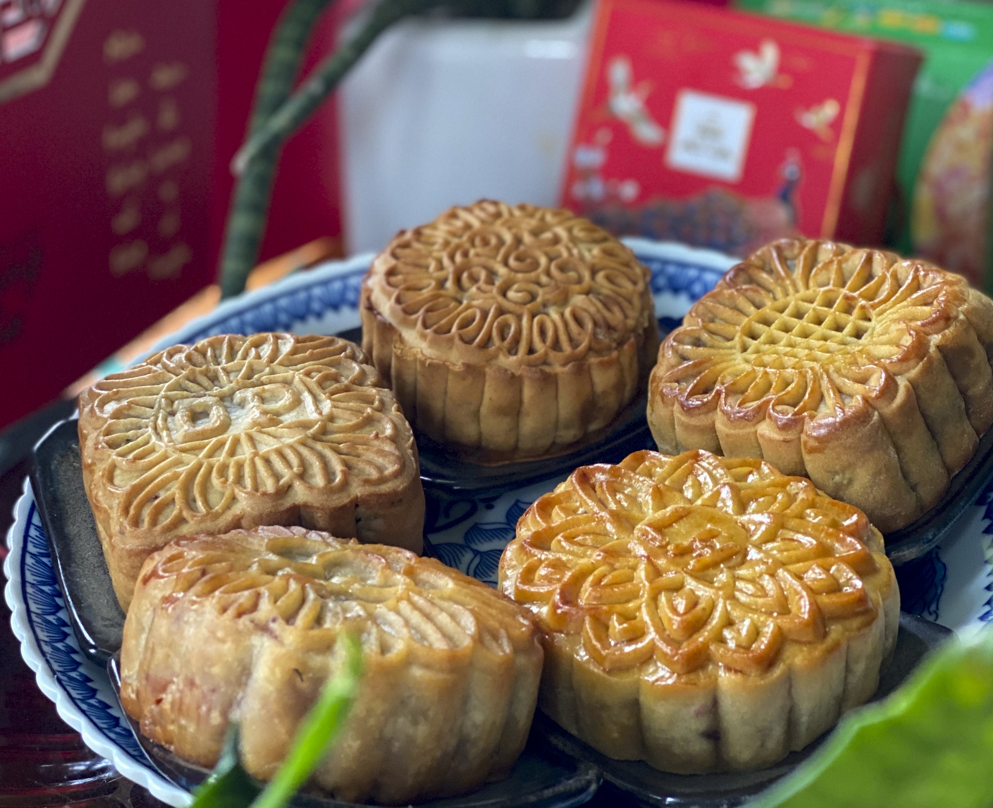 Con phố bán bánh trung thu sầm uất, nơi có những thương hiệu truyền đời lên tới 84 năm - Ảnh 8. Con phố bán bánh trung thu sầm uất, nơi có những thương hiệu truyền đời lên tới 84 năm - Ảnh 8.