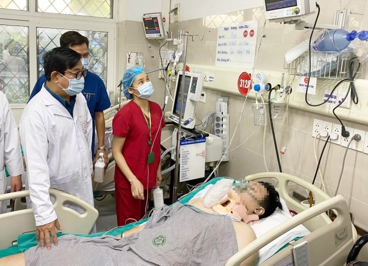 Giám đốc Bệnh viện Bạch Mai thông tin sức khỏe 26 bệnh nhân vụ cháy chung cư - Ảnh 1.
