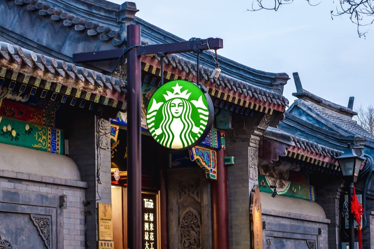 Mở 1.000 cửa hàng trong 11 tháng, chuỗi cà phê non trẻ làm được điều Starbucks mất 16 năm mới thực hiện nổi - Ảnh 1.