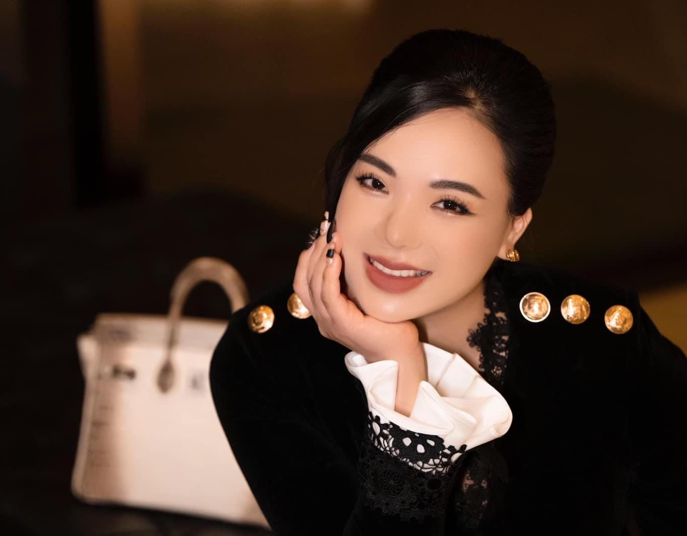 Nữ đại gia hiếm hoi sở hữu Roll Royce 60 tỷ tại Việt Nam: Làm chủ đế chế kinh doanh “không phải dạng vừa”, là tay chơi đồ hiệu “khét tiếng” gần xa - Ảnh 1. Nữ đại gia hiếm hoi sở hữu Roll Royce 60 tỷ tại Việt Nam: Làm chủ đế chế kinh doanh “không phải dạng vừa”, là tay chơi đồ hiệu “khét tiếng” gần xa - Ảnh 1.